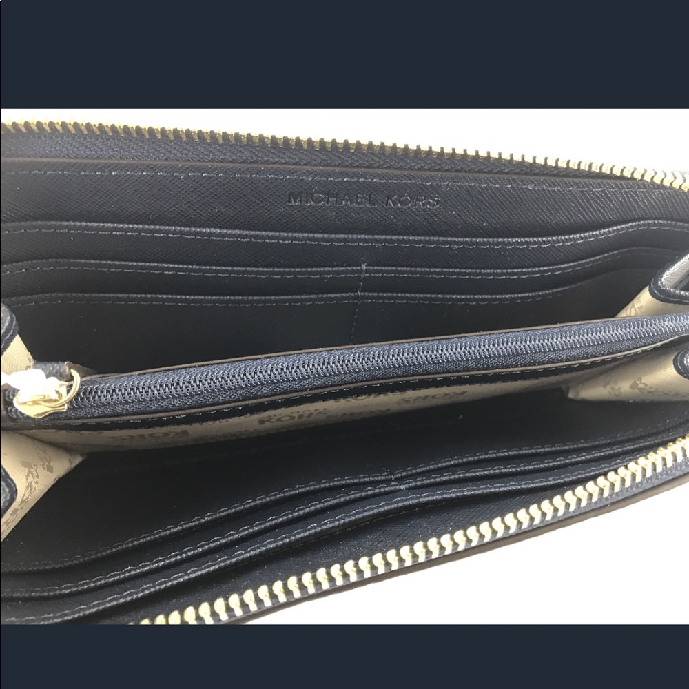 Gaby’sBags👜💕-NWT Michael Kors Zip Around Wallet - Picture 5 of 8
